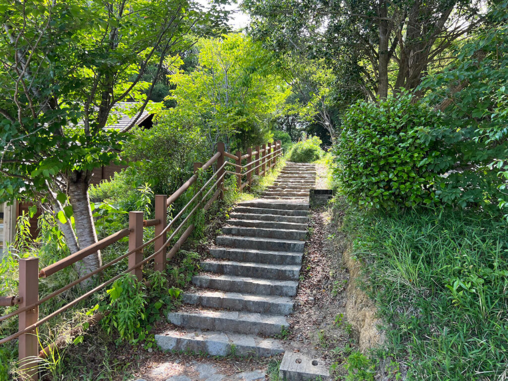 横山展望台を登る坂道