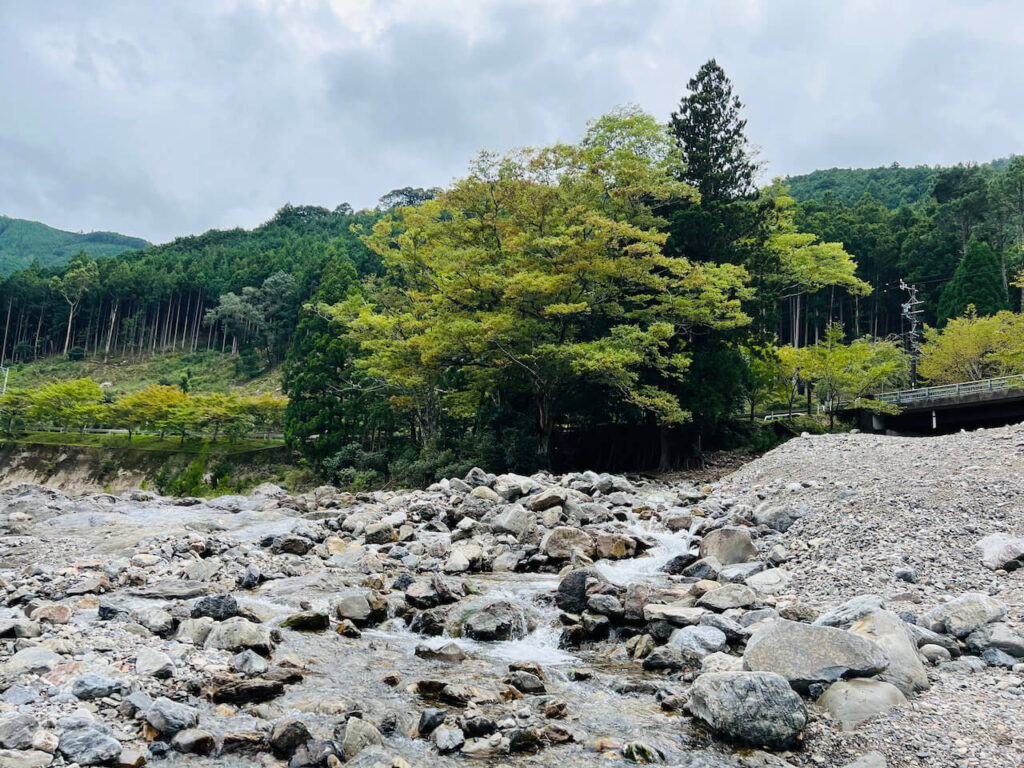 三重県大台町、宮川の上流の岩場