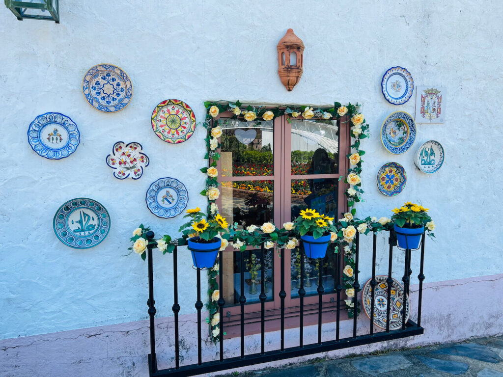 スペイン村にあるサンタクルス通り。壁にたくさんのお皿がある