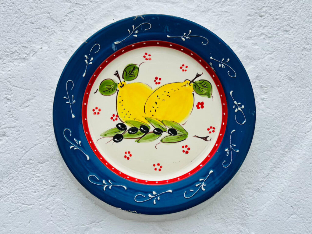 志摩スペイン村のサンタクルス通りにある裏お皿ラリーのお皿（元ネタ？）