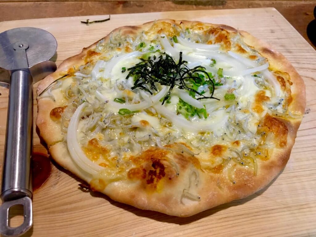 鳥羽風土のしらすピザ