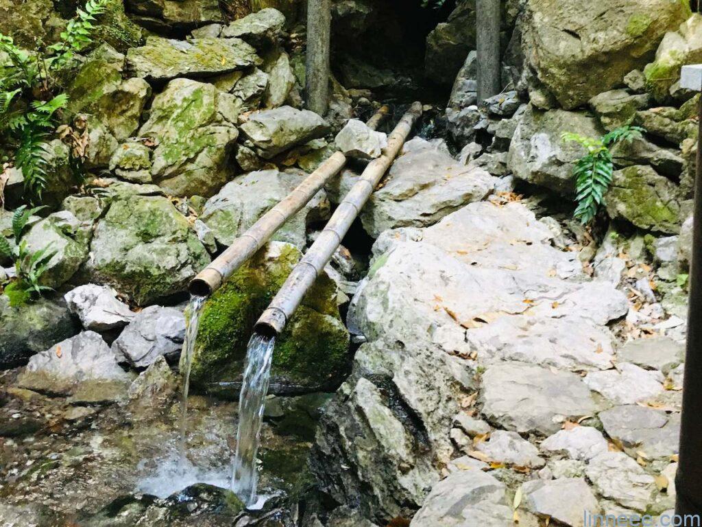天の岩戸に流れている水