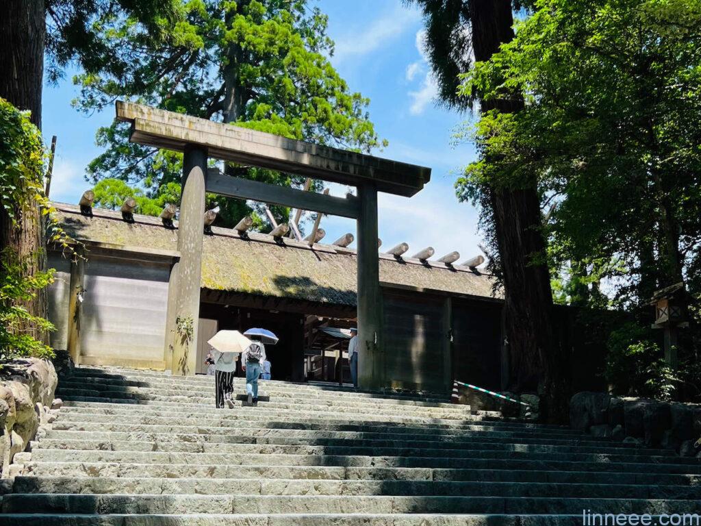 伊勢神宮の本殿前の鳥居