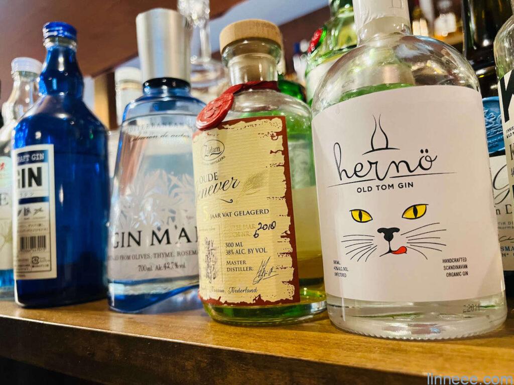 町家バルのカウンターに並ぶジンのボトル