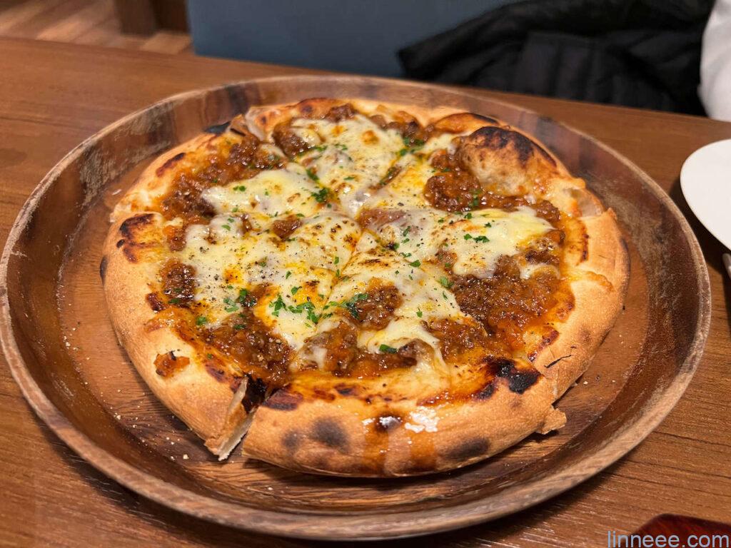 町家バルの町家味噌ボロネーゼピザ